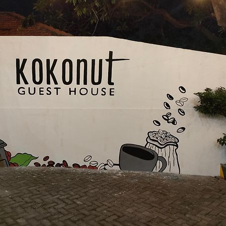Kokonut Guesthouse Surabaya Eksteriør billede