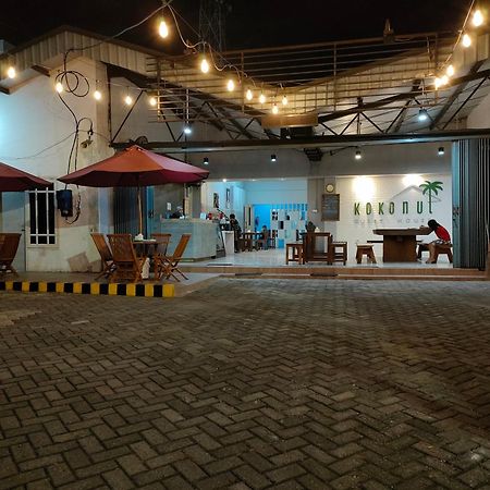 Kokonut Guesthouse Surabaya Eksteriør billede