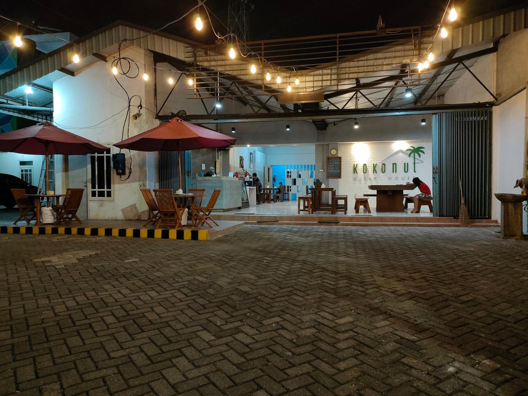 Kokonut Guesthouse Surabaya Eksteriør billede